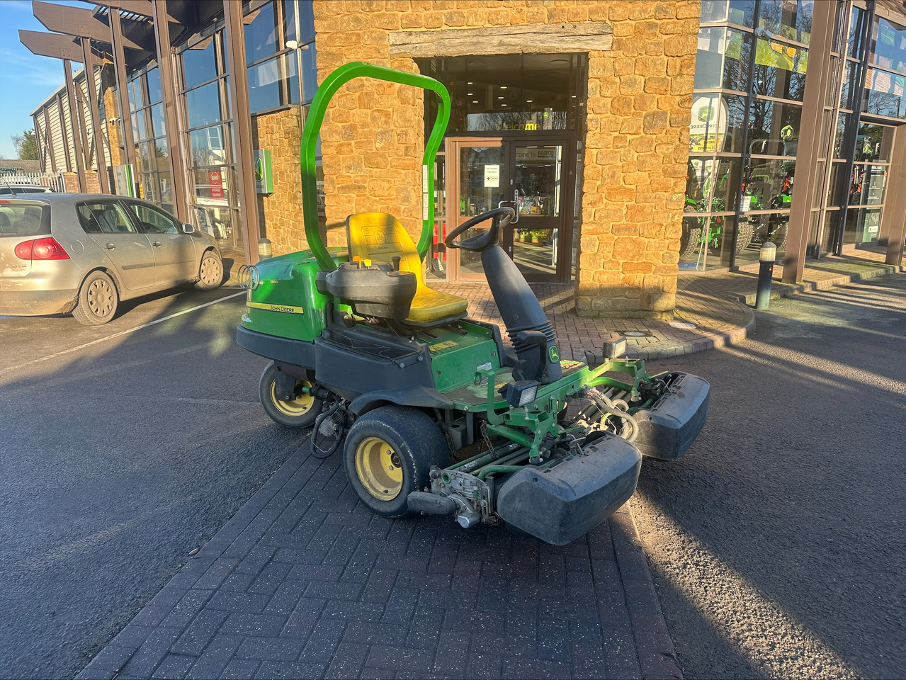John Deere 2500E greens triple mower - Maşină de tuns iarba: Foto 1 John Deere 2500E greens triple mower - Maşină de tuns iarba: Foto 1