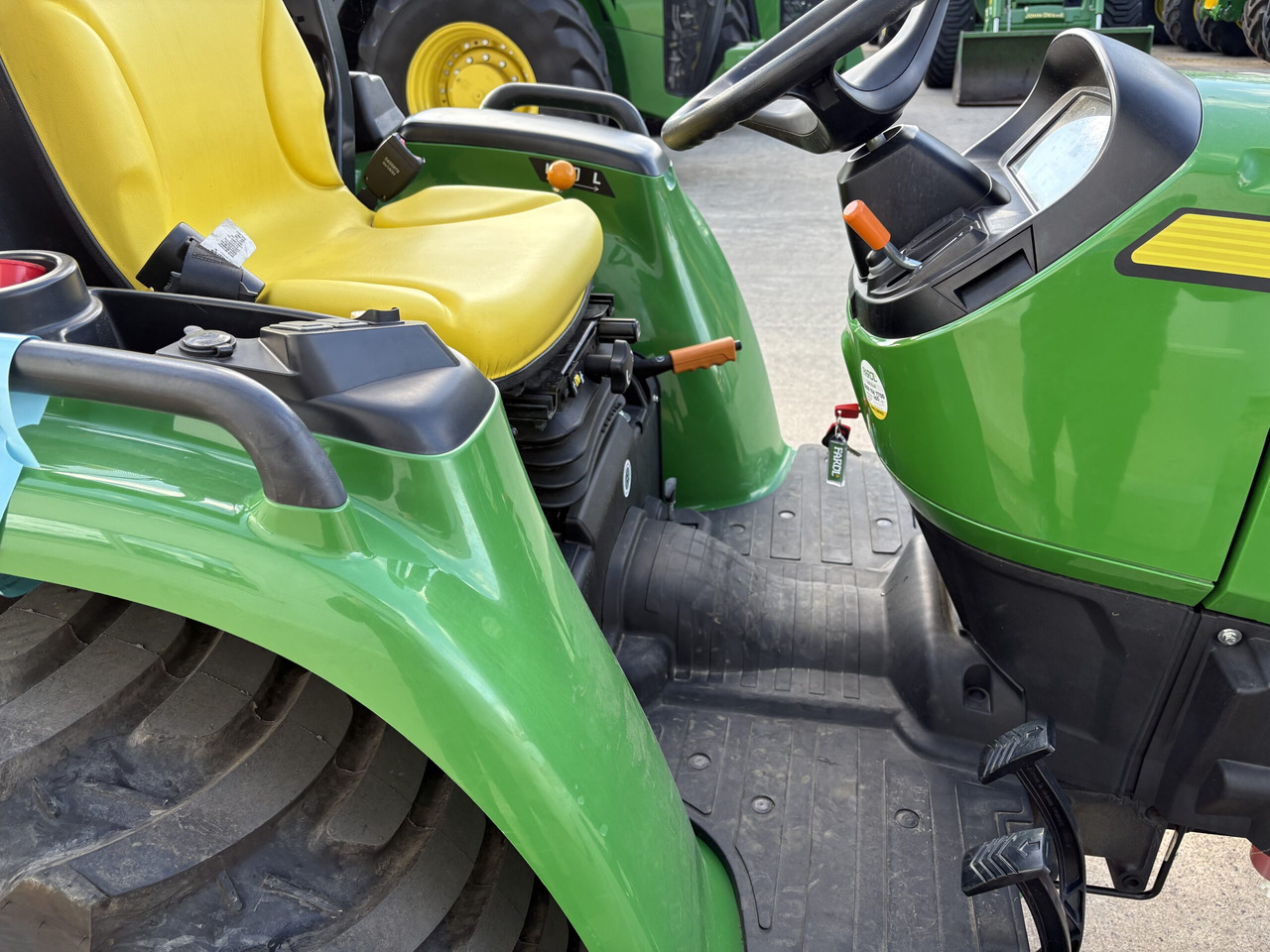 John Deere 3025E Compact tractor - Tractor mic: Foto 5 John Deere 3025E Compact tractor - Tractor mic: Foto 5
