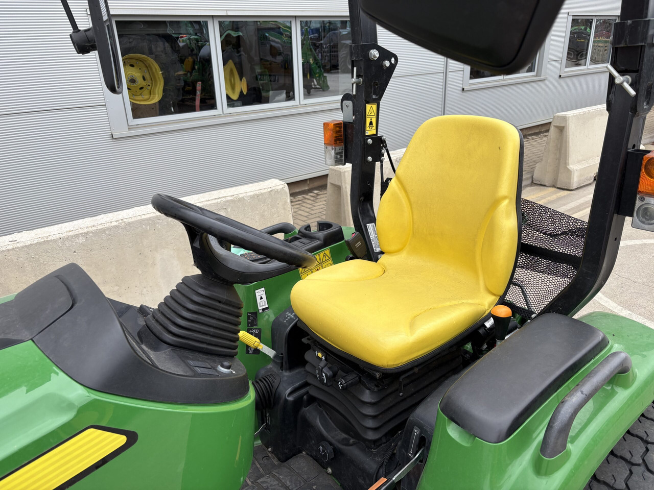 John Deere 3039R Compact Tractor - Tractor mic: Foto 2 John Deere 3039R Compact Tractor - Tractor mic: Foto 2
