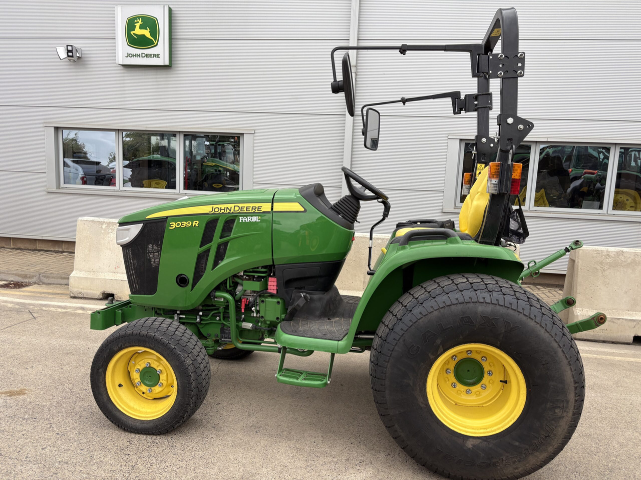 John Deere 3039R Compact Tractor - Tractor mic: Foto 1 John Deere 3039R Compact Tractor - Tractor mic: Foto 1