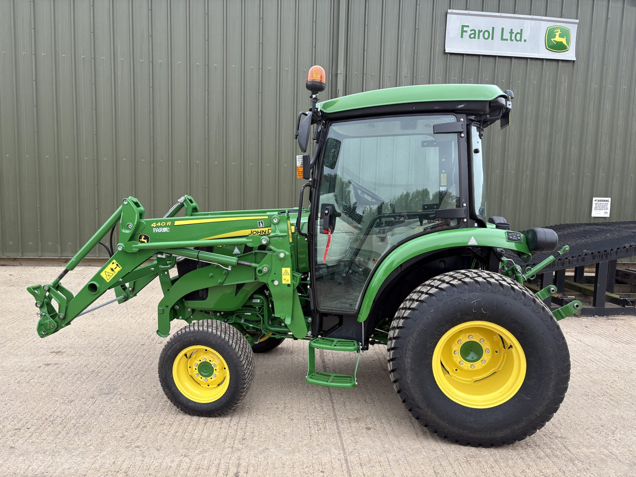 John Deere 4066 Compact Tractor with 440R loader - Tractor mic: Foto 1 John Deere 4066 Compact Tractor with 440R loader - Tractor mic: Foto 1