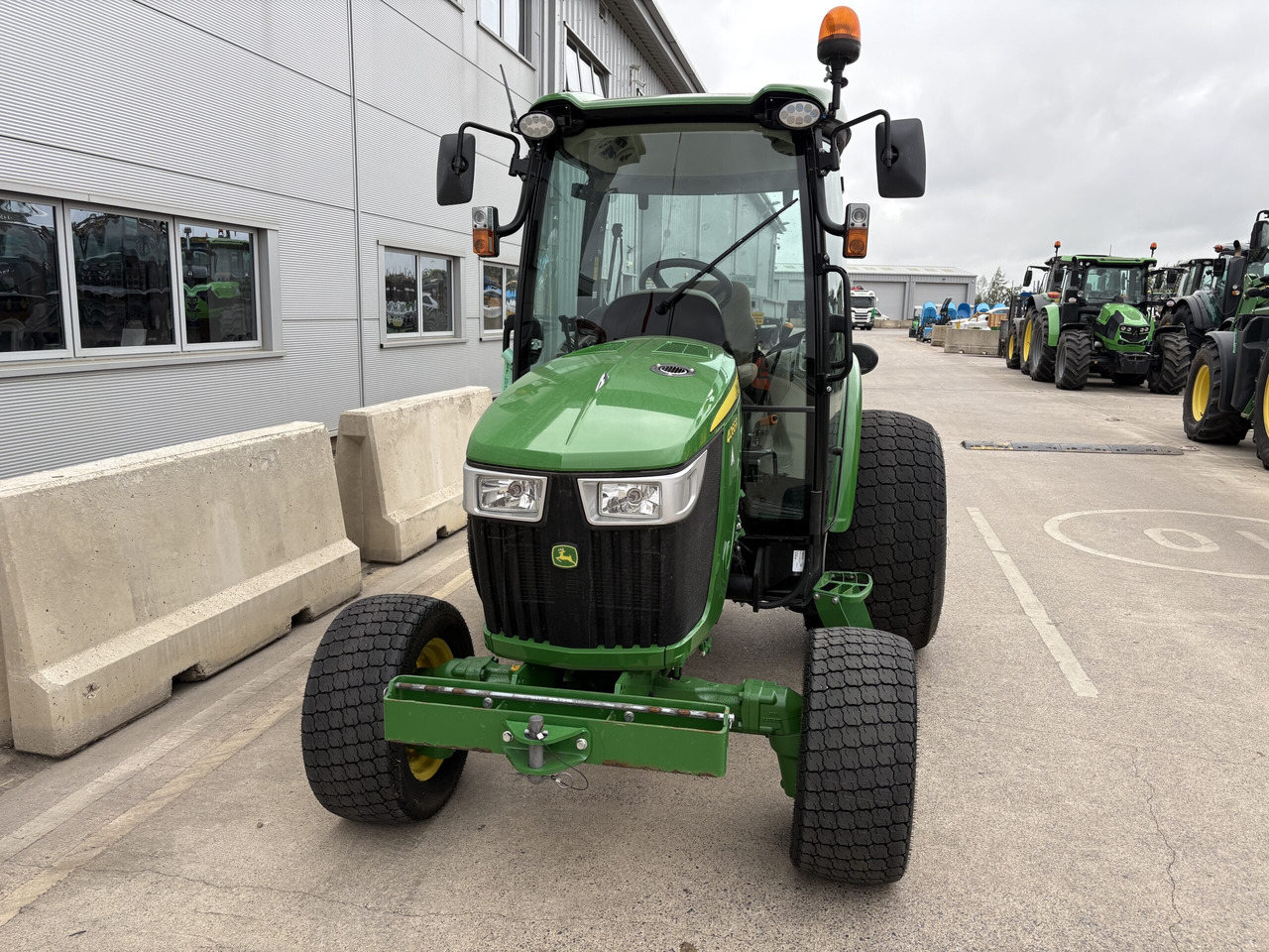 John Deere 4066R Compact Tractor - Tractor mic: Foto 4 John Deere 4066R Compact Tractor - Tractor mic: Foto 4