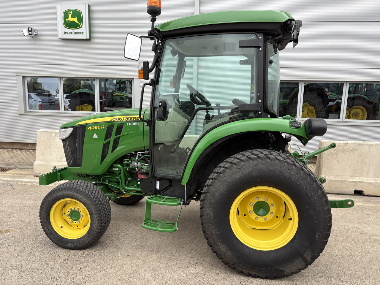 John Deere 4066R Compact Tractor - Tractor mic: Foto 1 John Deere 4066R Compact Tractor - Tractor mic: Foto 1