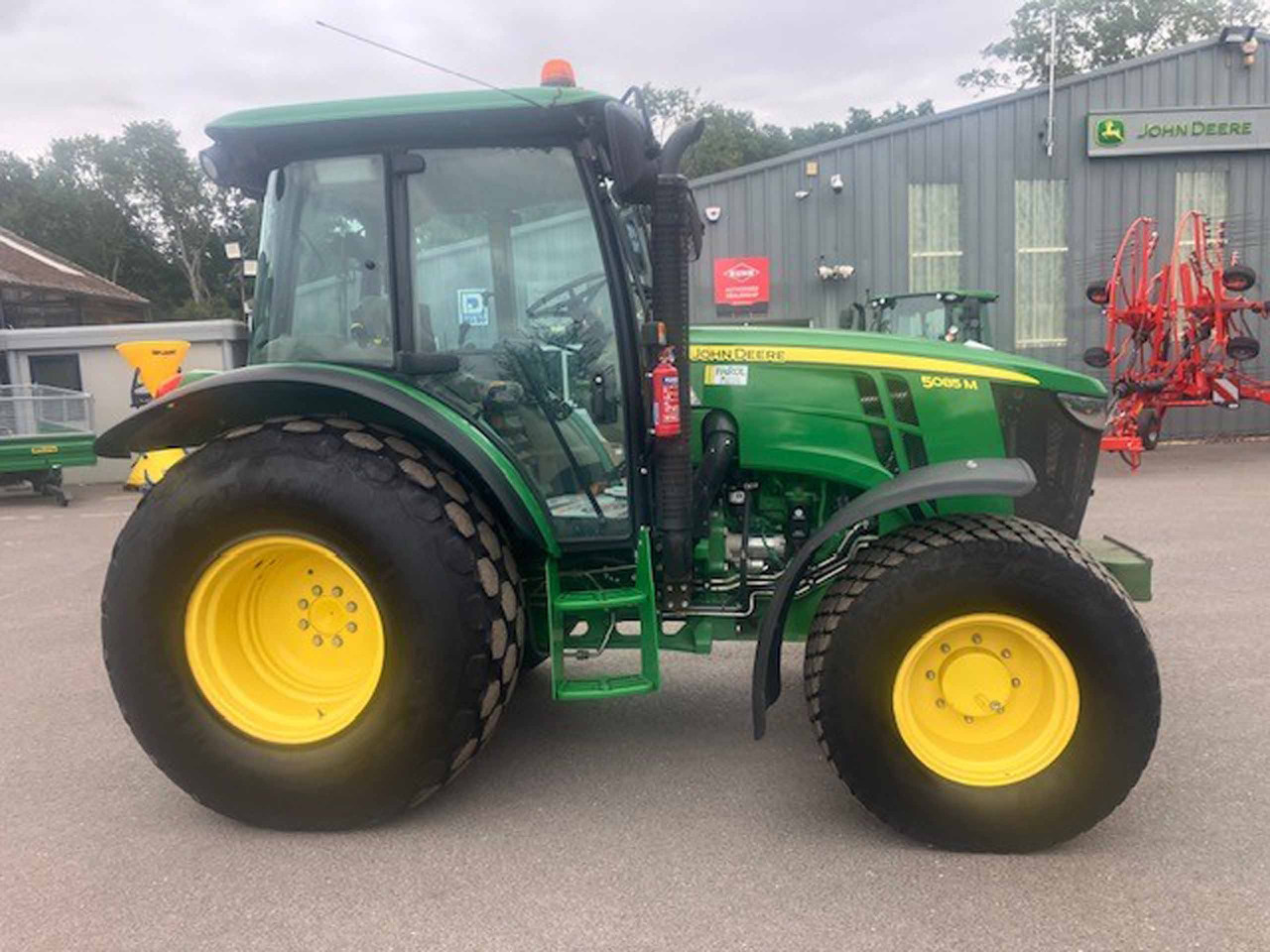John Deere 5085M - Tractor agricol: Foto 5 John Deere 5085M - Tractor agricol: Foto 5