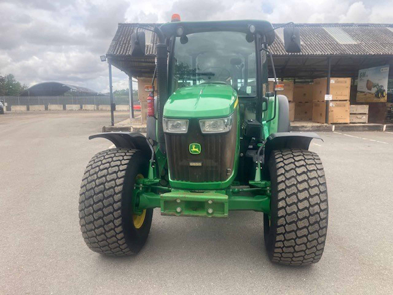 John Deere 5085M - Tractor agricol: Foto 3 John Deere 5085M - Tractor agricol: Foto 3