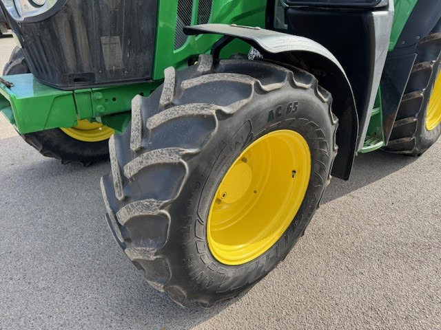 John Deere 6110M - Tractor agricol: Foto 2 John Deere 6110M - Tractor agricol: Foto 2