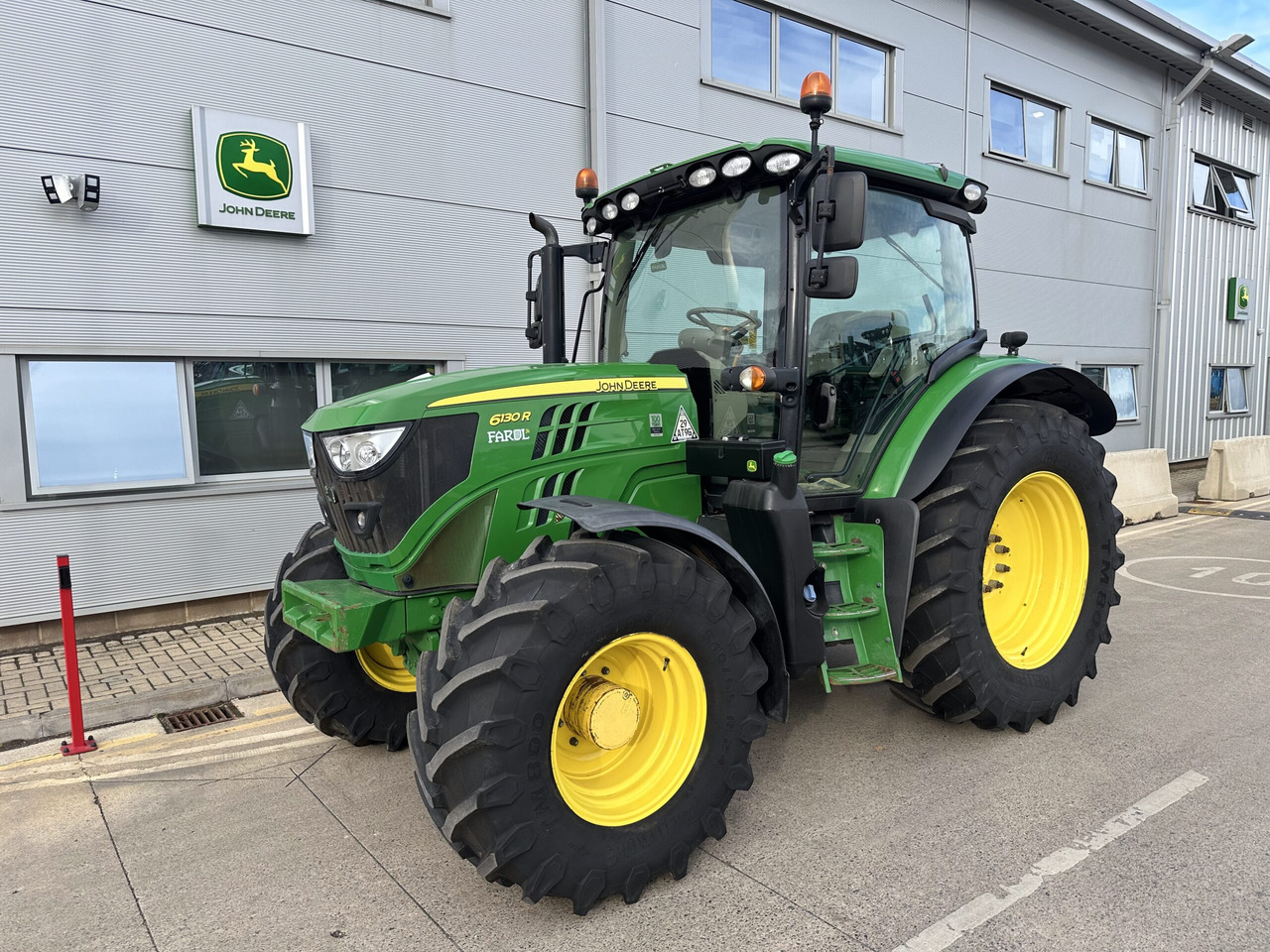 Tractor agricol John Deere 6130R: Foto 1