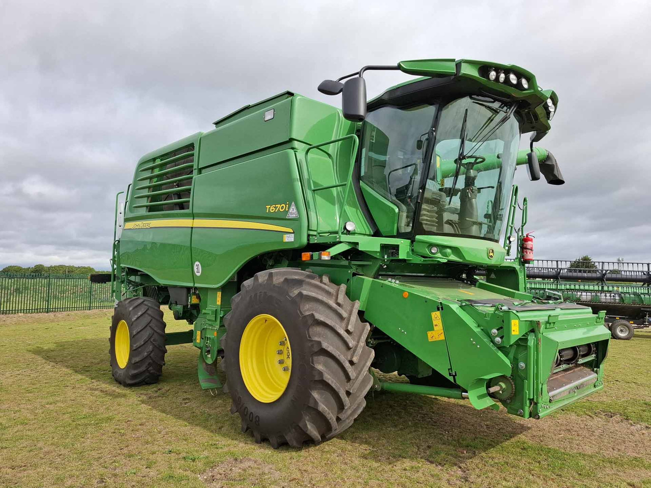 John Deere T670 - Combină de recoltat cereale: Foto 1 John Deere T670 - Combină de recoltat cereale: Foto 1