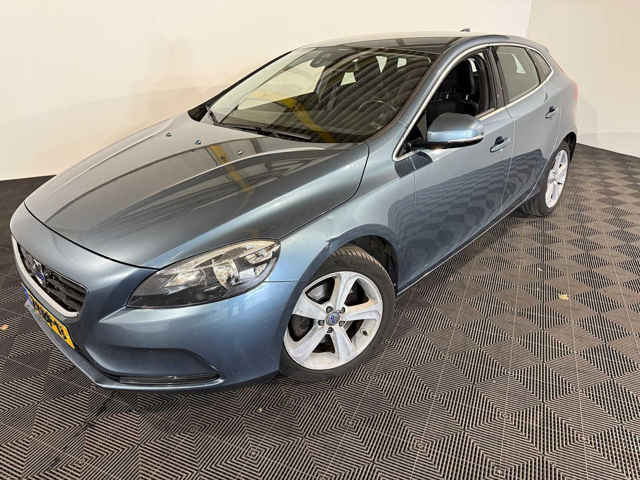 Volvo V40 1.6 T3 Momentum 2-KBP-13 210.566 km - Alte utilaje: Foto 1 Volvo V40 1.6 T3 Momentum 2-KBP-13 210.566 km - Alte utilaje: Foto 1