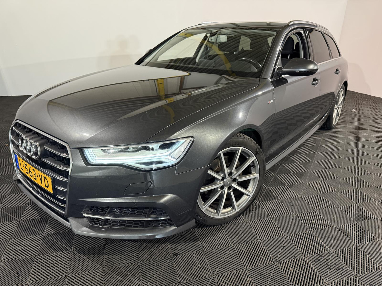 Audi | A6 Avant | 1.8 TFSI ultra Premium Edition | 2016 | 240.412 km | Automaat | L563VD | Geen oordeel - Automobil: Foto 1 Audi | A6 Avant | 1.8 TFSI ultra Premium Edition | 2016 | 240.412 km | Automaat | L563VD | Geen oordeel - Automobil: Foto 1