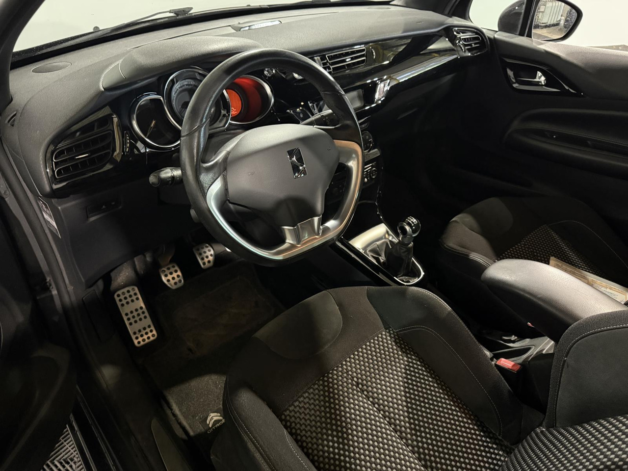 Citroen DS3 1.6 e-HDi So Chic | 2012 | 277.448 km | 14-XLR-7 - Hatchback: Foto 4 Citroen DS3 1.6 e-HDi So Chic | 2012 | 277.448 km | 14-XLR-7 - Hatchback: Foto 4