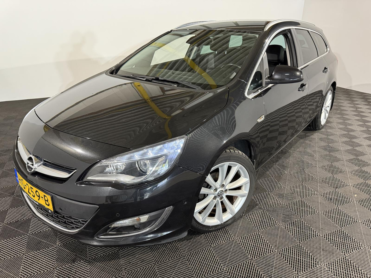 Opel | Astra Sports Tourer | 1.4 Turbo Sport + | 2015 | 218.258 km | HG259B | Logisch - Automobil: Foto 1 Opel | Astra Sports Tourer | 1.4 Turbo Sport + | 2015 | 218.258 km | HG259B | Logisch - Automobil: Foto 1