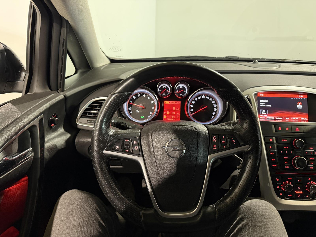 Opel | Astra Sports Tourer | 1.4 Turbo Sport + | 2015 | 218.258 km | HG259B | Logisch - Automobil: Foto 5 Opel | Astra Sports Tourer | 1.4 Turbo Sport + | 2015 | 218.258 km | HG259B | Logisch - Automobil: Foto 5