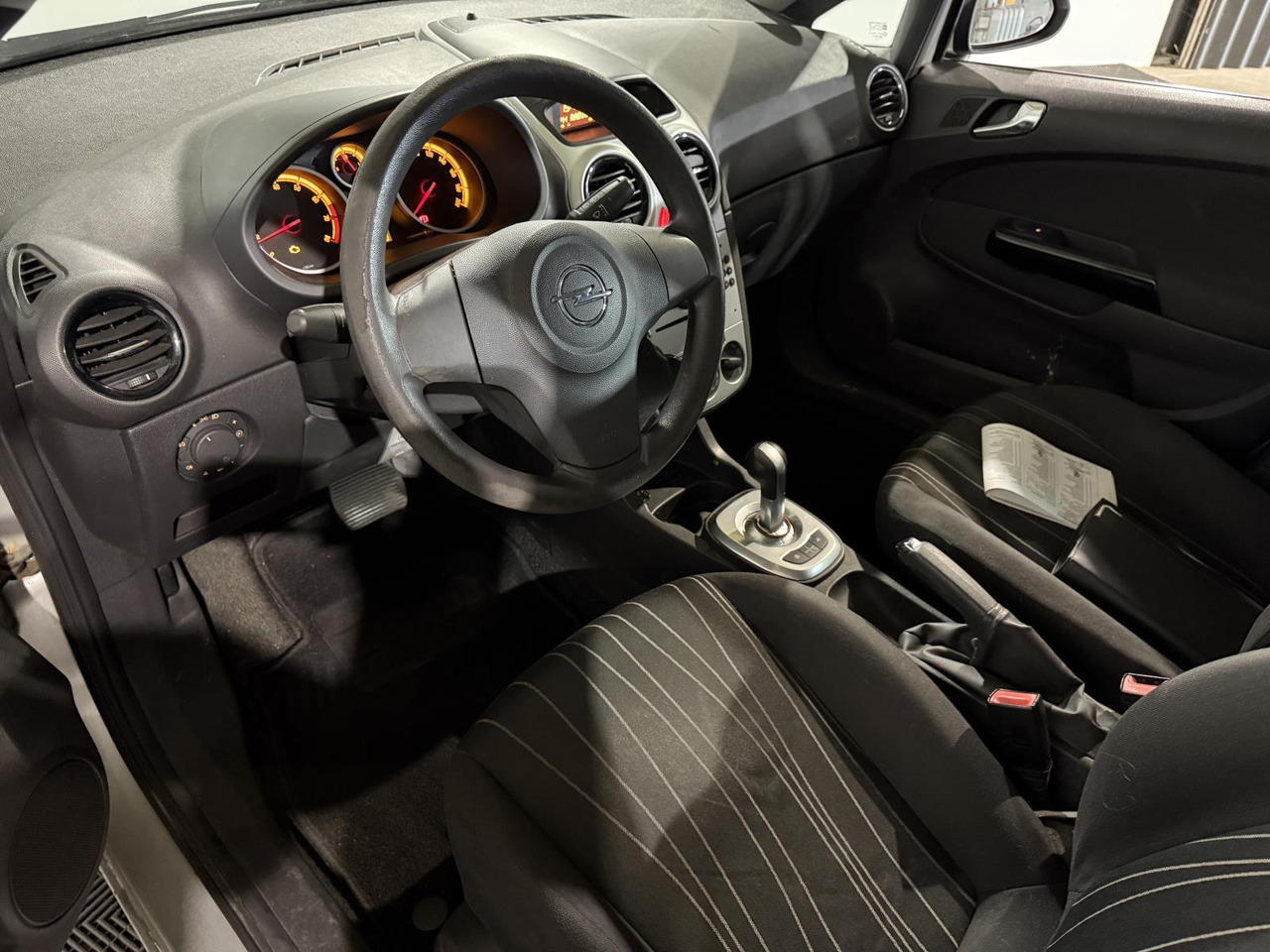 Opel | Corsa | 1.2-16V Cosmo Automaat | 2009 | 245.713 km | 45TJL8 | Geen oordeel - Hatchback: Foto 3 Opel | Corsa | 1.2-16V Cosmo Automaat | 2009 | 245.713 km | 45TJL8 | Geen oordeel - Hatchback: Foto 3