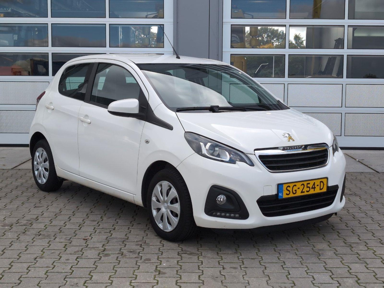Peugeot 108 1.0 e - VTi Active | 2018 | 73.241 km | Automaat | SG254D | NAP: Logisch - Hatchback: Foto 2 Peugeot 108 1.0 e - VTi Active | 2018 | 73.241 km | Automaat | SG254D | NAP: Logisch - Hatchback: Foto 2