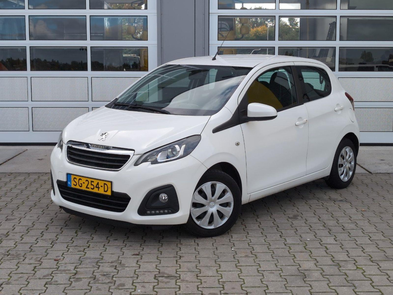 Peugeot 108 1.0 e - VTi Active | 2018 | 73.241 km | Automaat | SG254D | NAP: Logisch - Hatchback: Foto 1 Peugeot 108 1.0 e - VTi Active | 2018 | 73.241 km | Automaat | SG254D | NAP: Logisch - Hatchback: Foto 1