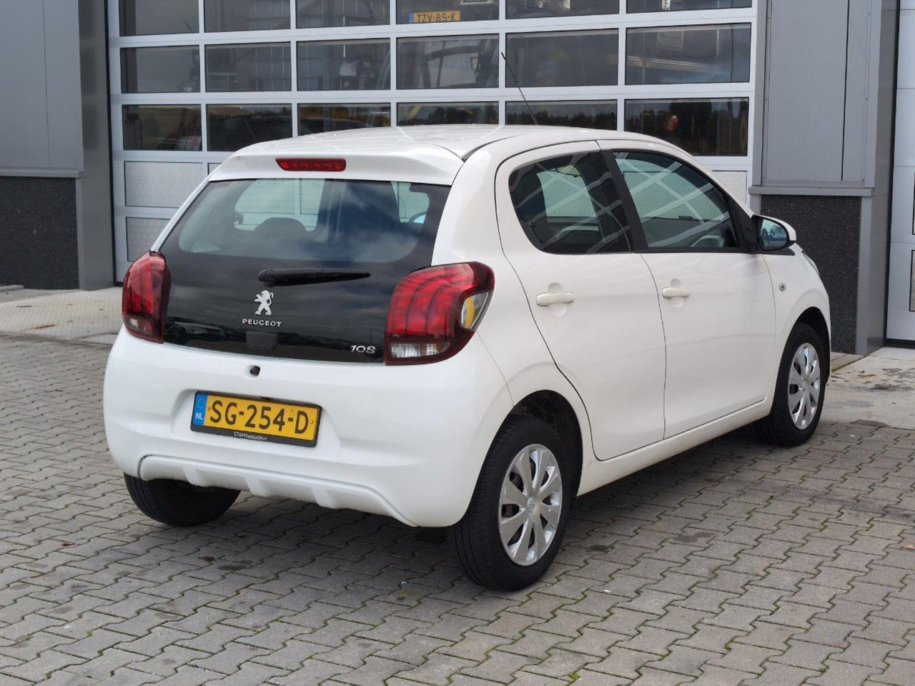 Peugeot 108 1.0 e - VTi Active | 2018 | 73.241 km | Automaat | SG254D | NAP: Logisch - Hatchback: Foto 4 Peugeot 108 1.0 e - VTi Active | 2018 | 73.241 km | Automaat | SG254D | NAP: Logisch - Hatchback: Foto 4