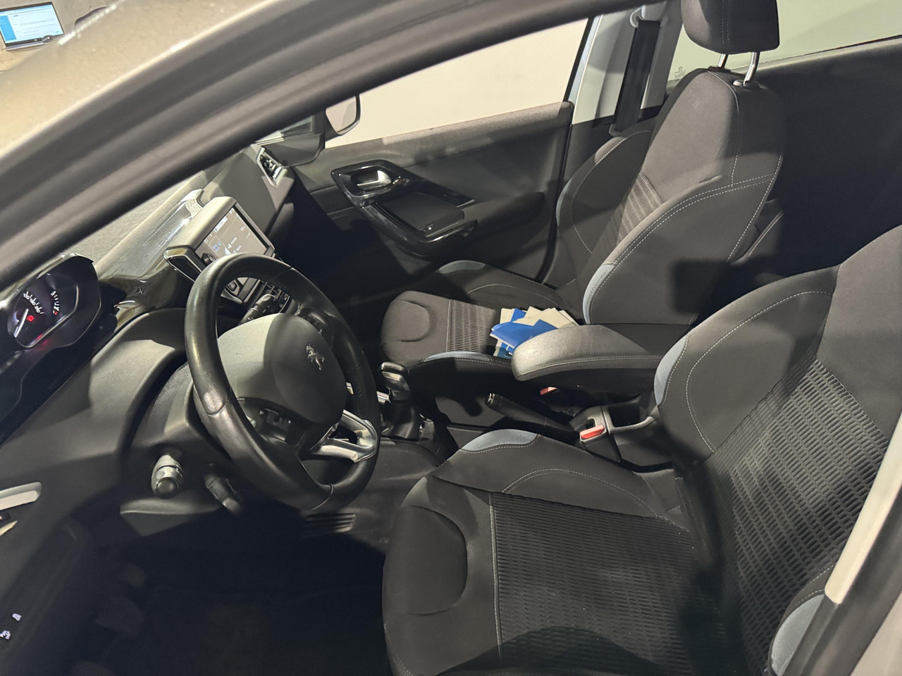 Peugeot 208 1.2 VTi Allure | 2013 | 160.154 km | 8-SRK-06 - Hatchback: Foto 5 Peugeot 208 1.2 VTi Allure | 2013 | 160.154 km | 8-SRK-06 - Hatchback: Foto 5