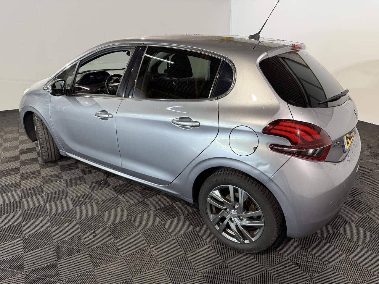 Peugeot | 208 | 1.5 BlueHDi Blue Lease Allure | 2019 | 183.354 km | R049BT | Geen oordeel - Hatchback: Foto 3 Peugeot | 208 | 1.5 BlueHDi Blue Lease Allure | 2019 | 183.354 km | R049BT | Geen oordeel - Hatchback: Foto 3