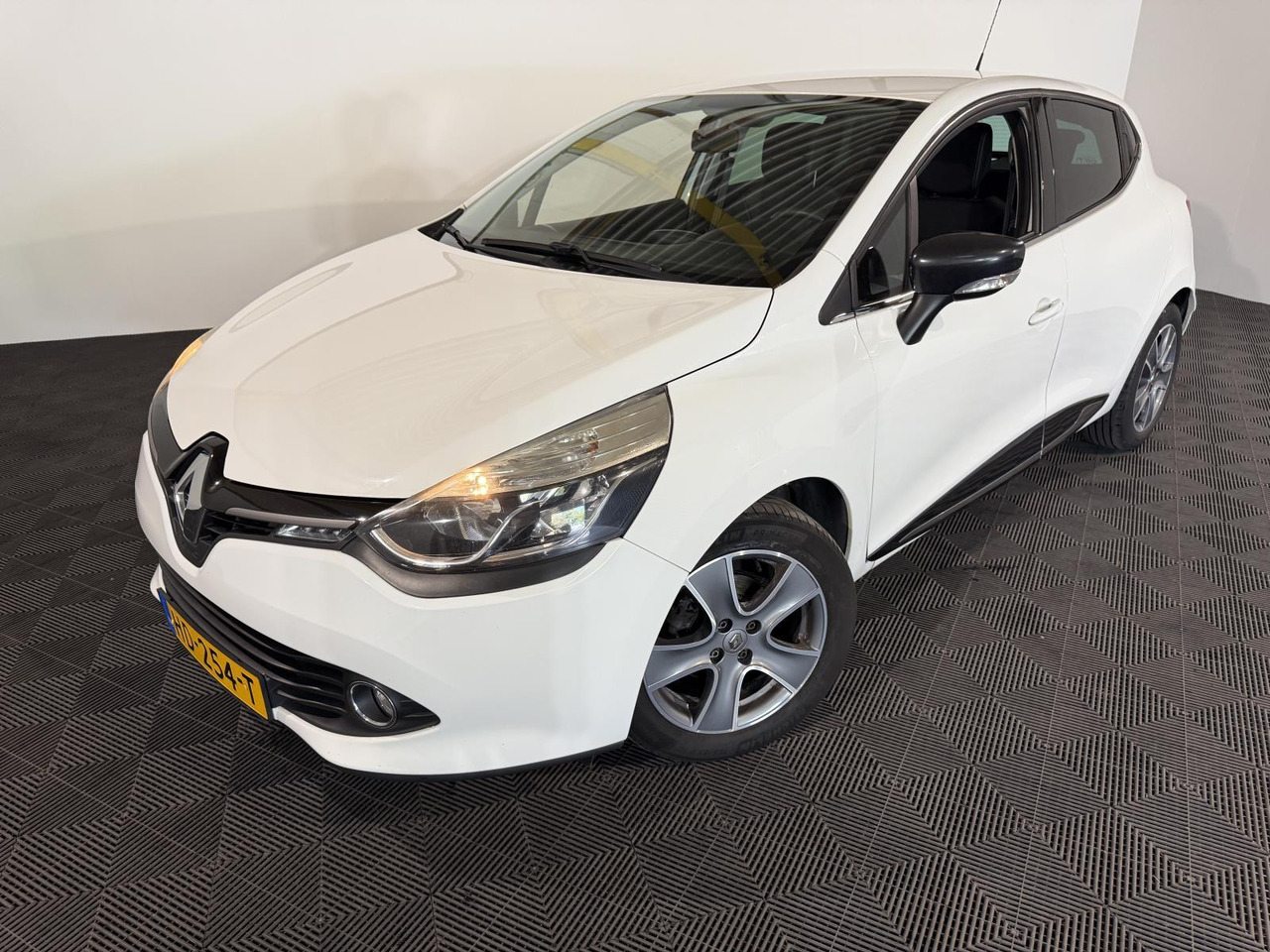 Renault Clio 0.9 TCe ECO Night&Day | 2015 | 170.065 km | HD-254 T - Hatchback: Foto 1 Renault Clio 0.9 TCe ECO Night&Day | 2015 | 170.065 km | HD-254 T - Hatchback: Foto 1