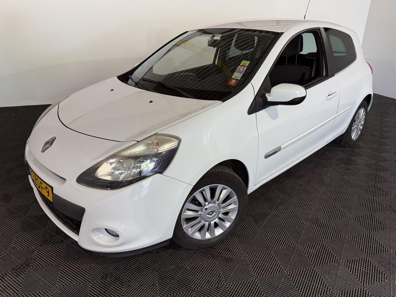 Renault Clio 1.2 TCe Collection | 2012 | 179.266 km | 15-ZDF-9 - Hatchback: Foto 1 Renault Clio 1.2 TCe Collection | 2012 | 179.266 km | 15-ZDF-9 - Hatchback: Foto 1