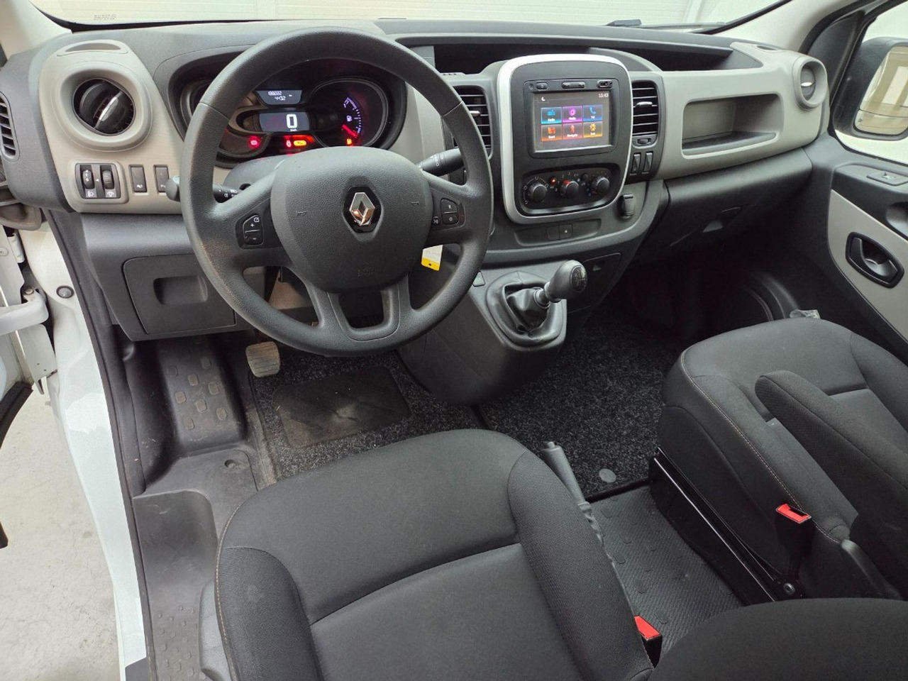 Renault Trafic 1.6 dCi T29 L1H1 Comfort Energy | 2018 | 188.221 km | V327TJ | NAP: Logisch - Dubă: Foto 5 Renault Trafic 1.6 dCi T29 L1H1 Comfort Energy | 2018 | 188.221 km | V327TJ | NAP: Logisch - Dubă: Foto 5