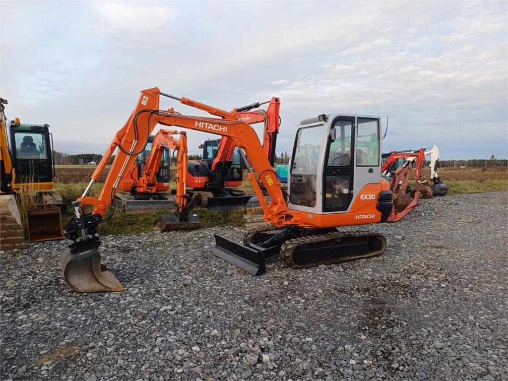 Hitachi EX30 Kallistuvalla liittimellä - Mini excavator: Foto 1 Hitachi EX30 Kallistuvalla liittimellä - Mini excavator: Foto 1