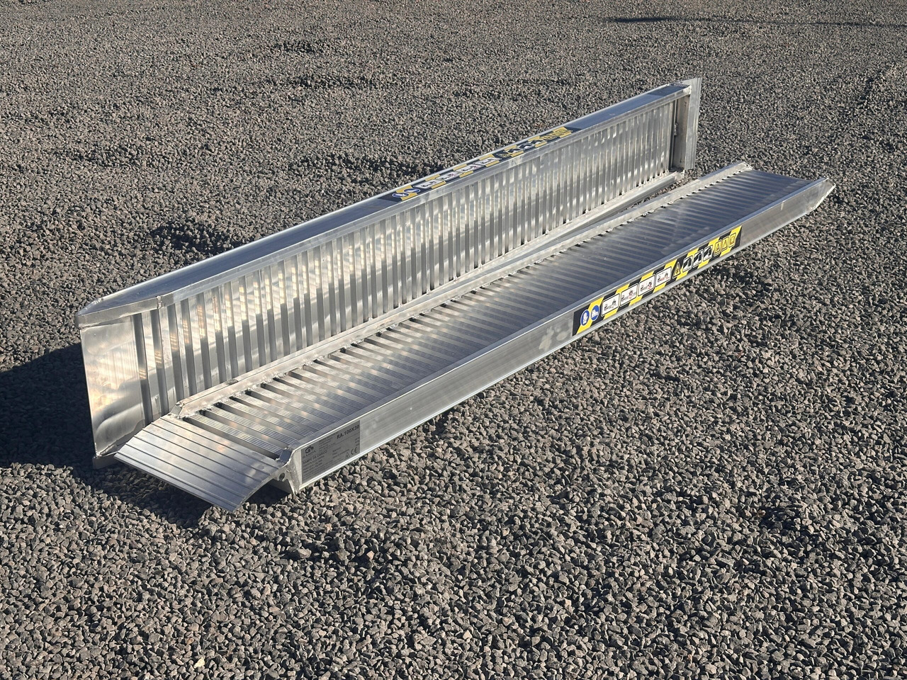 DAMAC RA.100X30 - Rampă de încărcare: Foto 1 DAMAC RA.100X30 - Rampă de încărcare: Foto 1