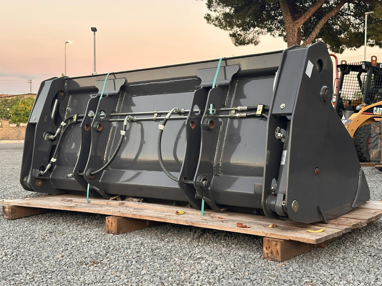 Cupă incărcător NEW HOLLAND 220: Foto 9 Cupă incărcător NEW HOLLAND 220: Foto 9