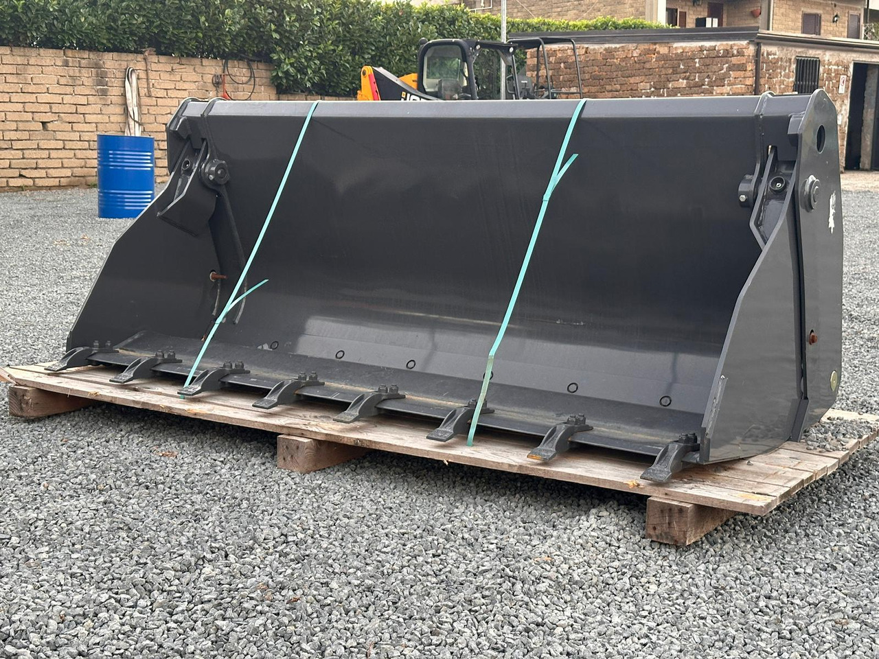 NEW HOLLAND 220 - Cupă incărcător: Foto 2 NEW HOLLAND 220 - Cupă incărcător: Foto 2