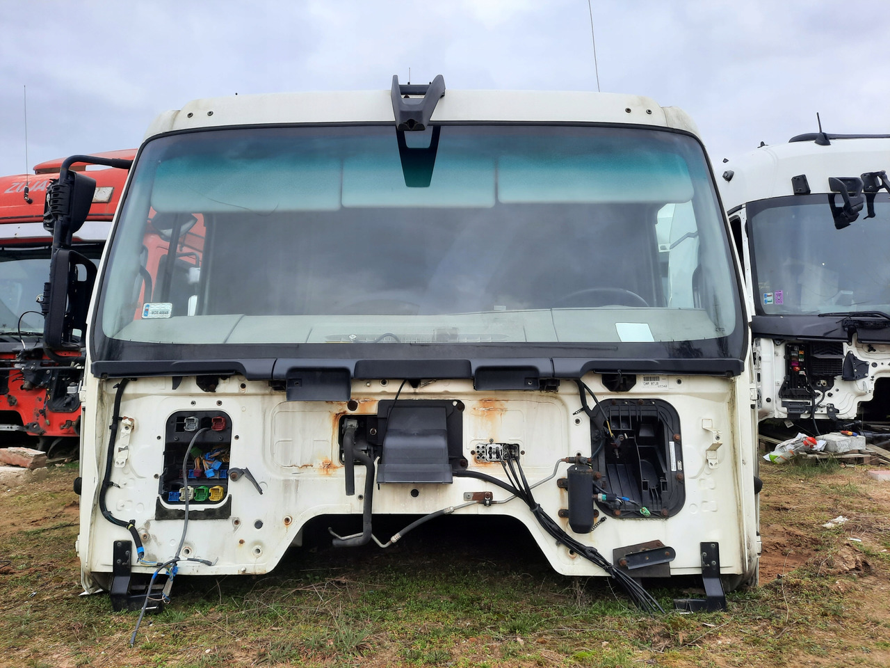 RENAULT KOMPLETNA KABINA NISKA RENAULT PREMIUM 460 DXI AUTOMAT LIFT - Cabină pentru Camion: Foto 2 RENAULT KOMPLETNA KABINA NISKA RENAULT PREMIUM 460 DXI AUTOMAT LIFT - Cabină pentru Camion: Foto 2