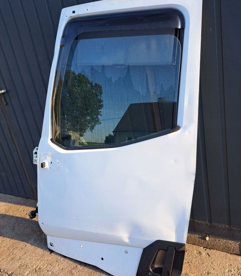 Renault GAMA T K C RANGE - Uşă și piese pentru Camion: Foto 1 Renault GAMA T K C RANGE - Uşă și piese pentru Camion: Foto 1