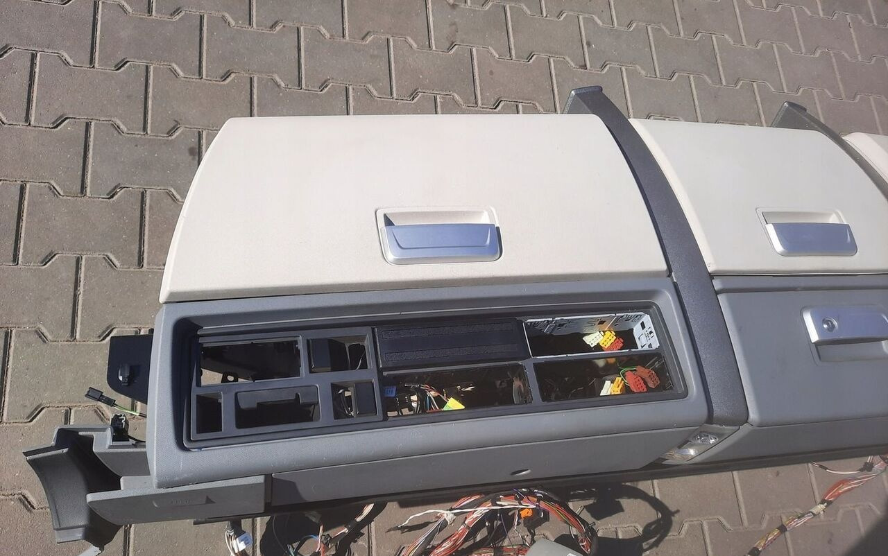 Renault KONSOLA PÓŁKA GÓRNA RENAULT GAMA T RANGE - Cabină și interior pentru Camion: Foto 2 Renault KONSOLA PÓŁKA GÓRNA RENAULT GAMA T RANGE - Cabină și interior pentru Camion: Foto 2