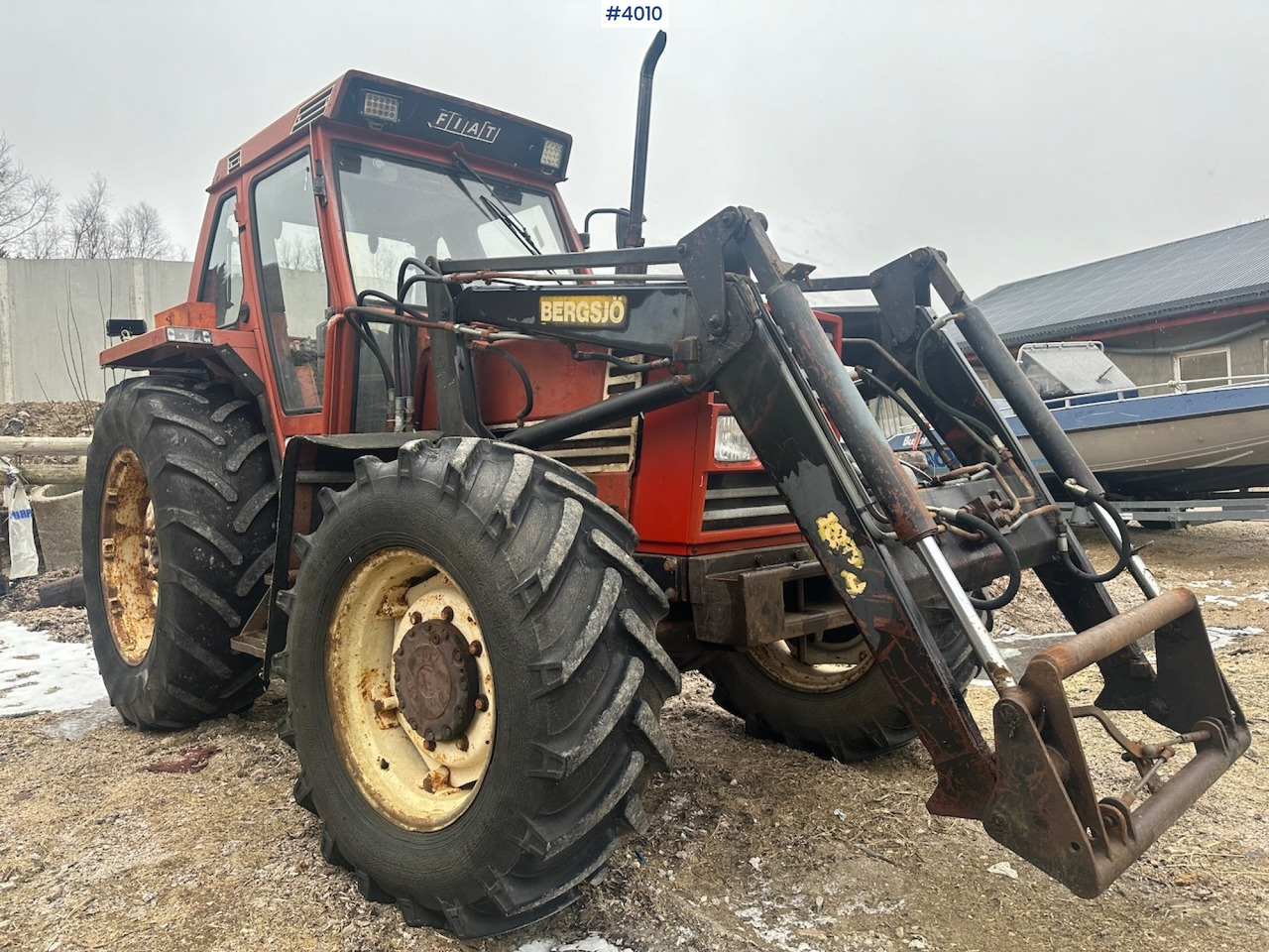 1982 Fiat 780 DT w/ front loader, snow shovel, chains, top link, triangle and extra set of twin wheels. - Tractor agricol: Foto 1 1982 Fiat 780 DT w/ front loader, snow shovel, chains, top link, triangle and extra set of twin wheels. - Tractor agricol: Foto 1