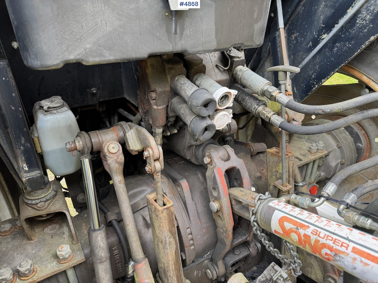 Tractor agricol 1988 Massey Ferguson 375 w/front loader: Foto 16