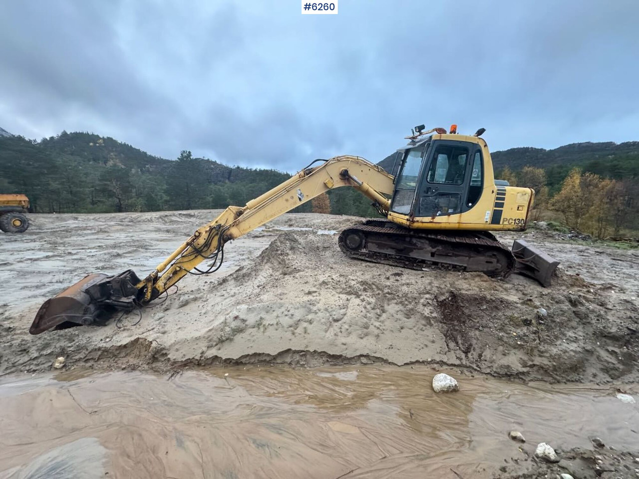 1998 Komatsu PC130-6K with Grading Bucket and Digging Bucket! - Excavator: Foto 1 1998 Komatsu PC130-6K with Grading Bucket and Digging Bucket! - Excavator: Foto 1