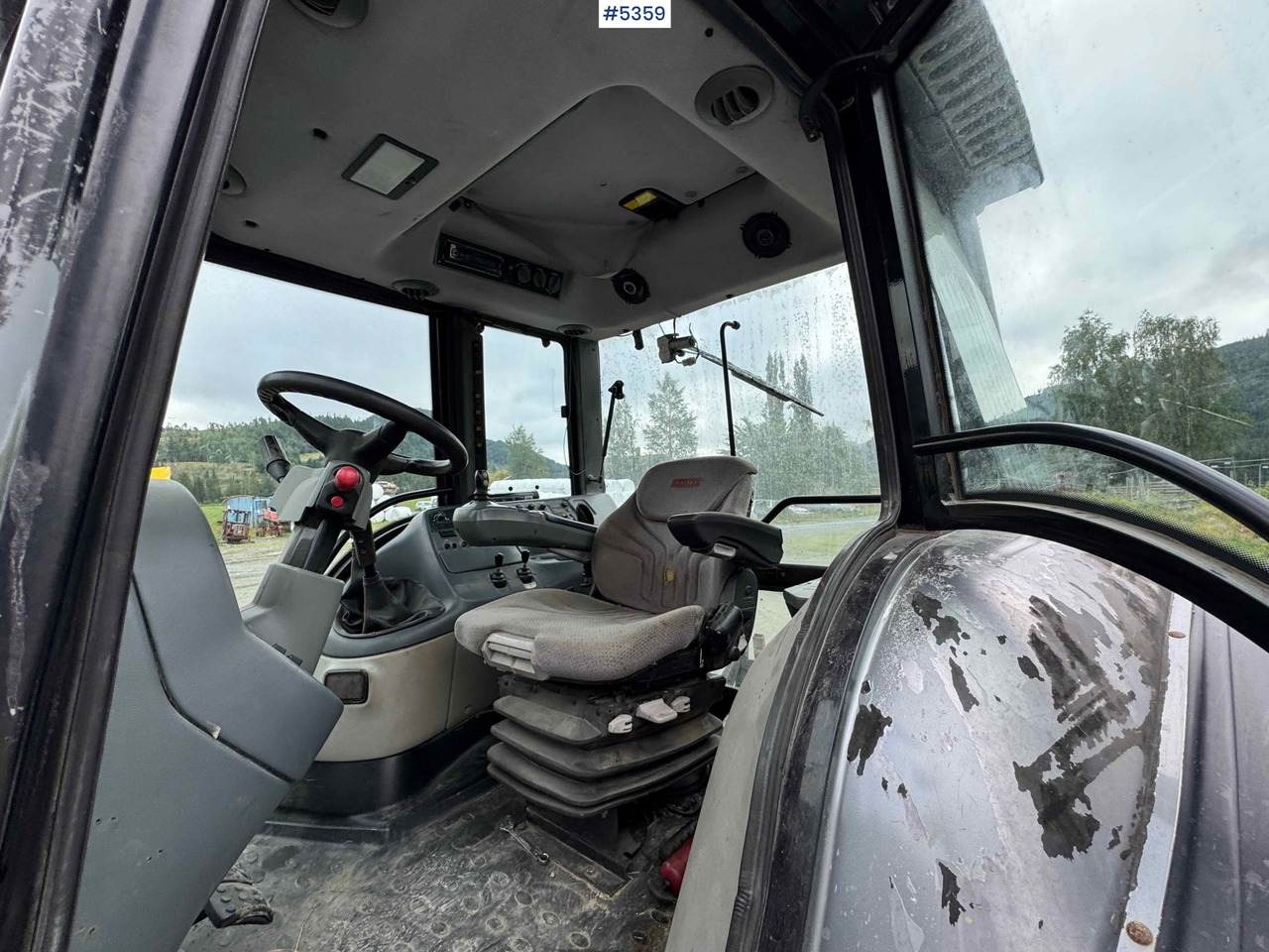 2004 Valtra M120-4 w/ loader and bucket - Tractor agricol: Foto 5 2004 Valtra M120-4 w/ loader and bucket - Tractor agricol: Foto 5