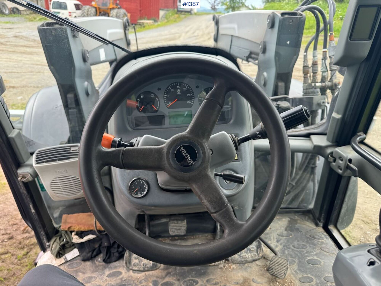 Tractor agricol 2007 Valtra T190 4x4 Tractor w/ bucket: Foto 21