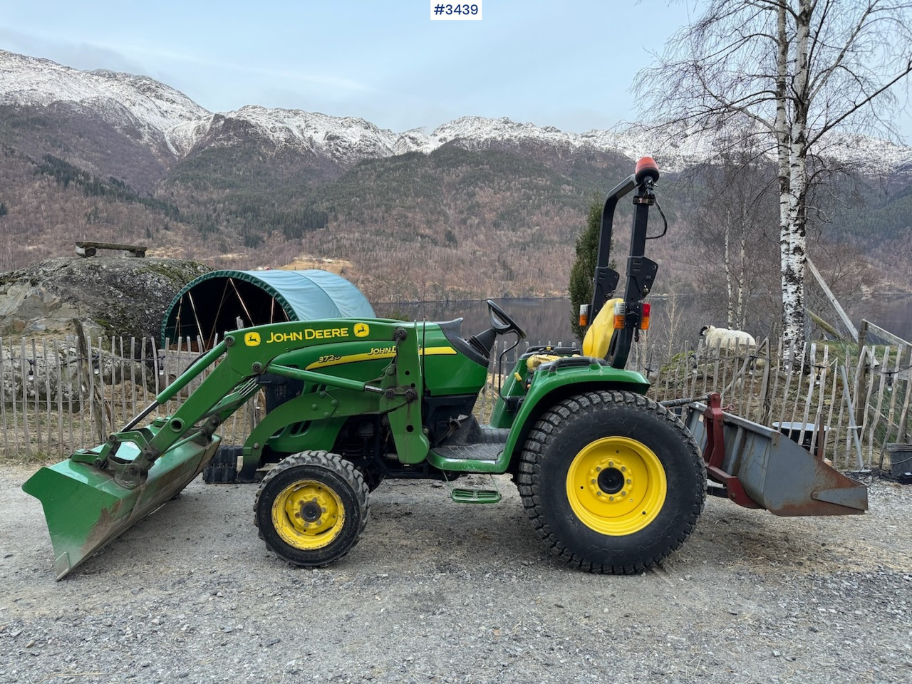 2008 John Deere 3720 w/front loader and bucket - Tractor agricol: Foto 1 2008 John Deere 3720 w/front loader and bucket - Tractor agricol: Foto 1