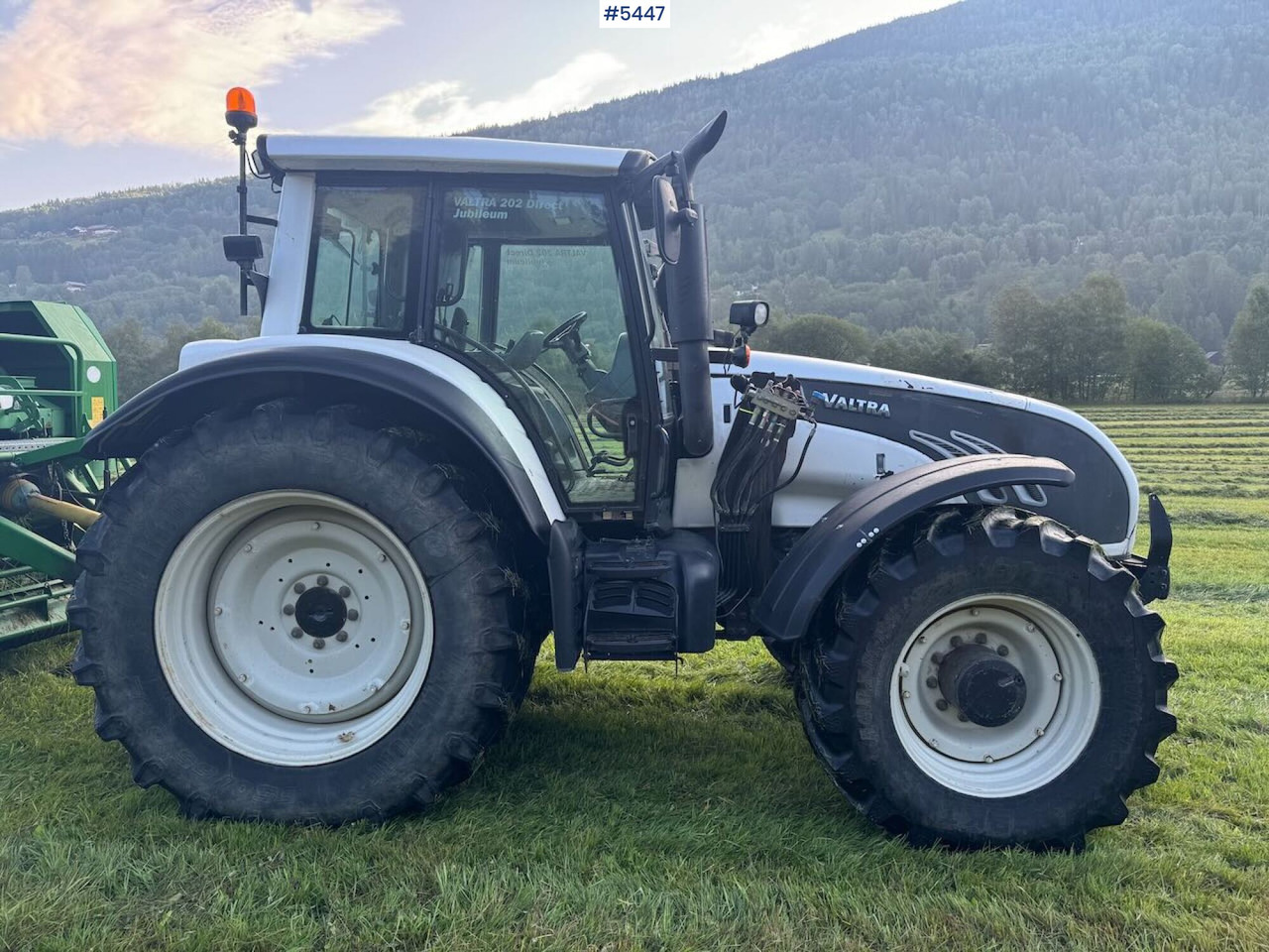 2009 Valtra T202 w/ loader - Tractor agricol: Foto 2 2009 Valtra T202 w/ loader - Tractor agricol: Foto 2