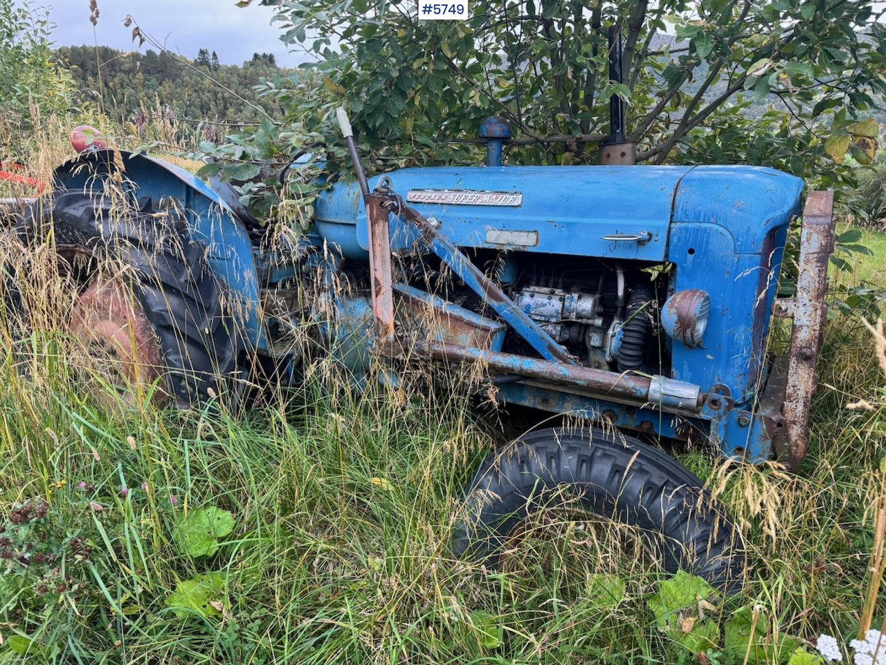 Ca. 1961 Fordson Super Major 4×2 Tractor w/ Bucket - Tractor agricol: Foto 1 Ca. 1961 Fordson Super Major 4×2 Tractor w/ Bucket - Tractor agricol: Foto 1
