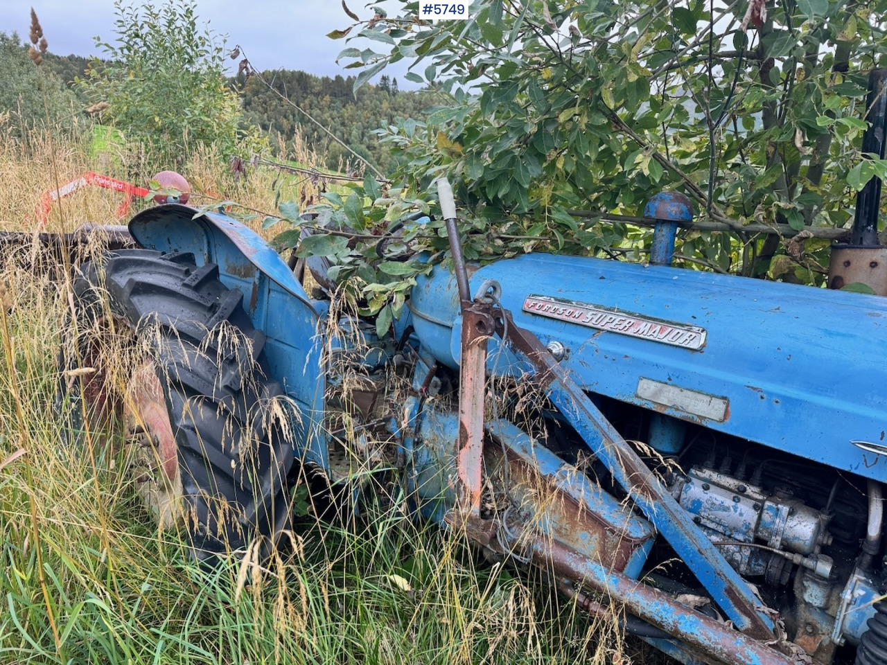 Ca. 1961 Fordson Super Major 4×2 Tractor w/ Bucket - Tractor agricol: Foto 2 Ca. 1961 Fordson Super Major 4×2 Tractor w/ Bucket - Tractor agricol: Foto 2