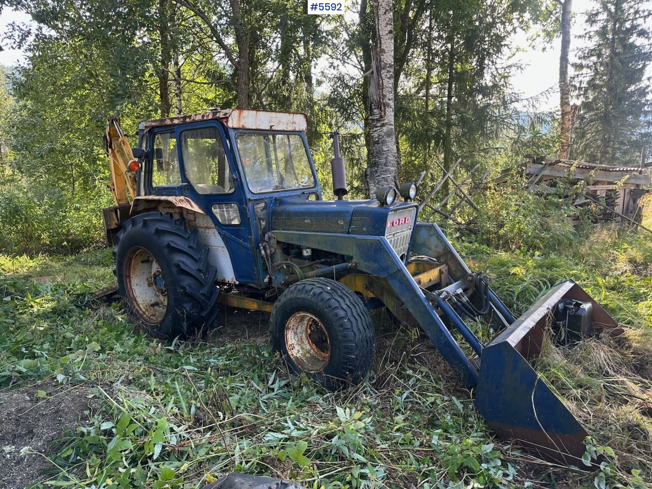 Circa 1974 Ford 4000 tractor w/ front loader and excavator. REP.OBJECT - Tractor agricol: Foto 1 Circa 1974 Ford 4000 tractor w/ front loader and excavator. REP.OBJECT - Tractor agricol: Foto 1