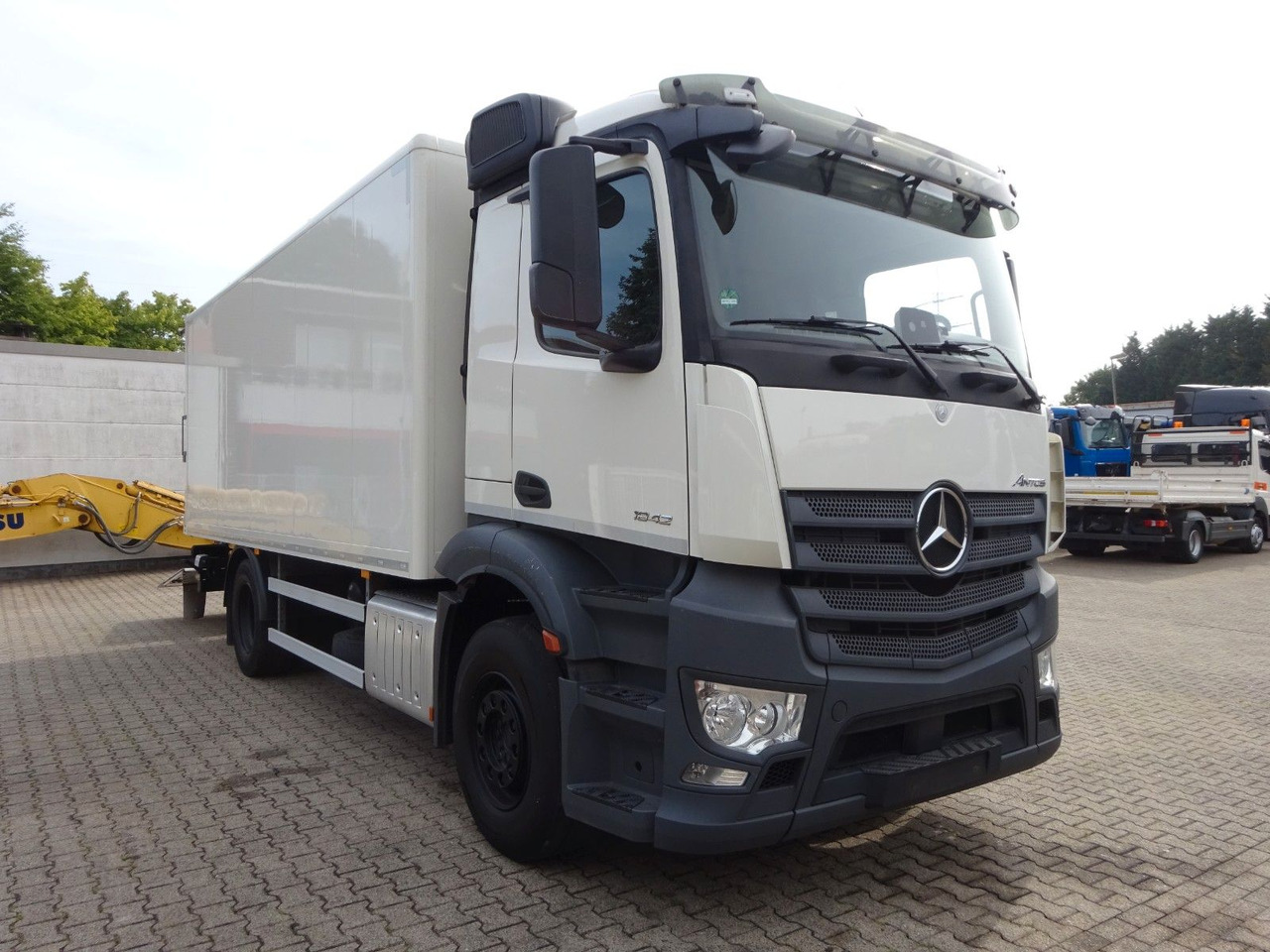 Mercedes-Benz 1842 Antos Koffer + BÄR Ladebordwand 4x2 - Camion furgon: Foto 1 Mercedes-Benz 1842 Antos Koffer + BÄR Ladebordwand 4x2 - Camion furgon: Foto 1