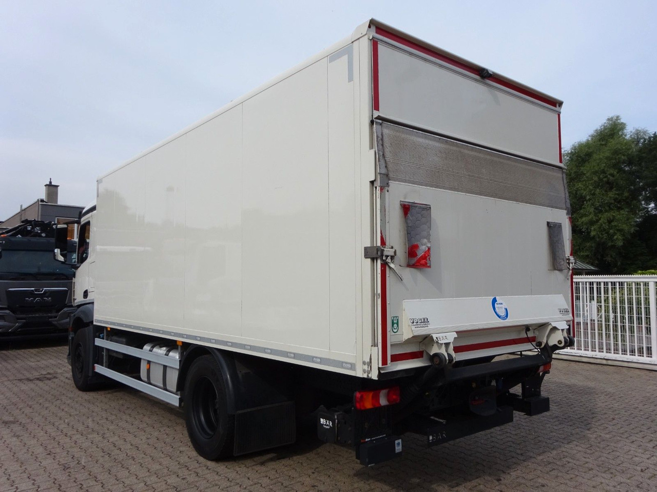 Mercedes-Benz 1842 Antos Koffer + BÄR Ladebordwand 4x2 - Camion furgon: Foto 5 Mercedes-Benz 1842 Antos Koffer + BÄR Ladebordwand 4x2 - Camion furgon: Foto 5