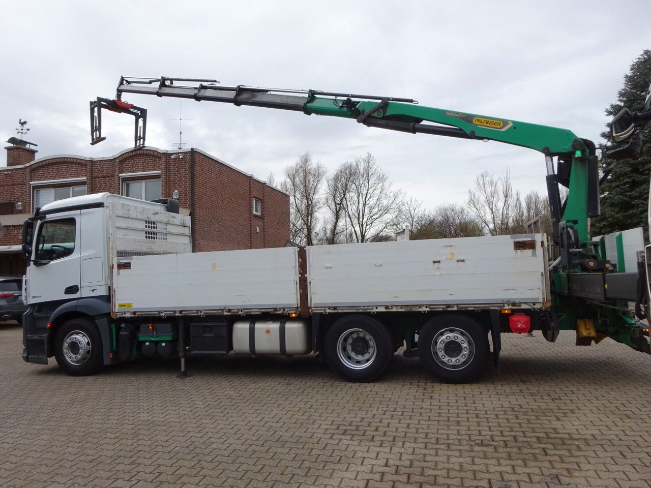 Mercedes-Benz 2543 Antos Baustoff +PK 26001 bis 20 m Auslage Mercedes-Benz 2543 Antos Baustoff +PK 26001 bis 20 m Auslage - Camion cu macara, Camion platformă: Foto 1 Mercedes-Benz 2543 Antos Baustoff +PK 26001 bis 20 m Auslage Mercedes-Benz 2543 Antos Baustoff +PK 26001 bis 20 m Auslage - Camion cu macara, Camion platformă: Foto 1