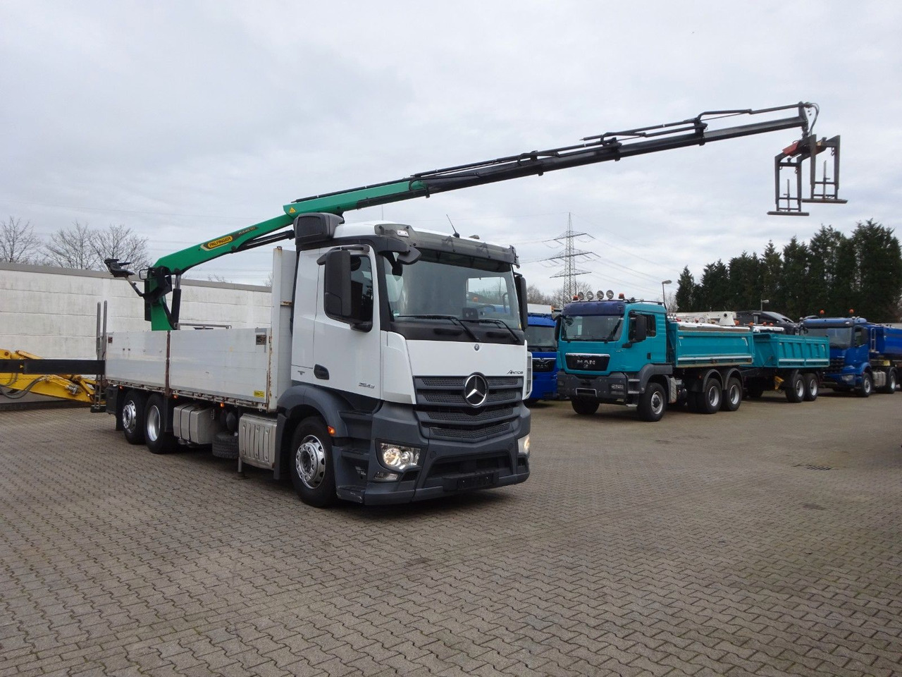 Mercedes-Benz 2543 Antos Baustoff +PK 26001 bis 20 m Auslage Mercedes-Benz 2543 Antos Baustoff +PK 26001 bis 20 m Auslage - Camion cu macara, Camion platformă: Foto 2 Mercedes-Benz 2543 Antos Baustoff +PK 26001 bis 20 m Auslage Mercedes-Benz 2543 Antos Baustoff +PK 26001 bis 20 m Auslage - Camion cu macara, Camion platformă: Foto 2