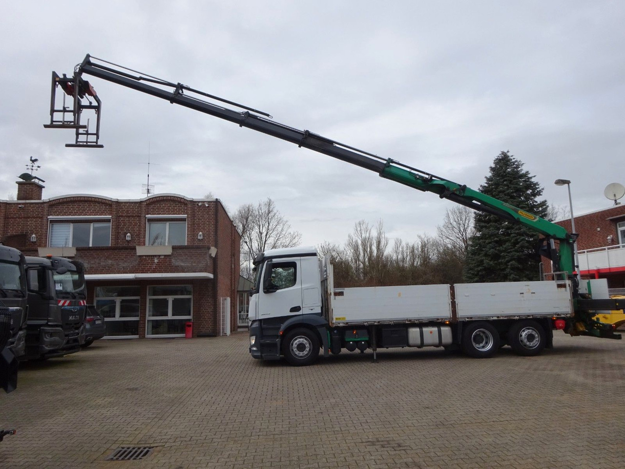 Mercedes-Benz 2543 Antos Baustoff +PK 26001 bis 20 m Auslage Mercedes-Benz 2543 Antos Baustoff +PK 26001 bis 20 m Auslage - Camion cu macara, Camion platformă: Foto 4 Mercedes-Benz 2543 Antos Baustoff +PK 26001 bis 20 m Auslage Mercedes-Benz 2543 Antos Baustoff +PK 26001 bis 20 m Auslage - Camion cu macara, Camion platformă: Foto 4
