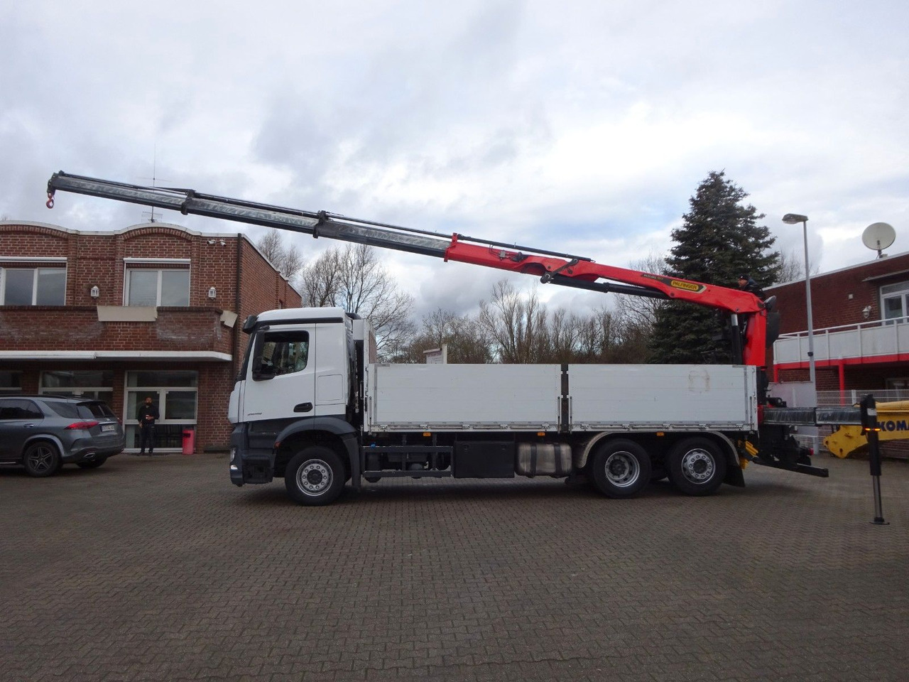 Mercedes-Benz 2648 Baustoffpritsche + PK 23001 TEC3 Kran Mercedes-Benz 2648 Baustoffpritsche + PK 23001 TEC3 Kran - Camion cu macara, Camion platformă: Foto 1 Mercedes-Benz 2648 Baustoffpritsche + PK 23001 TEC3 Kran Mercedes-Benz 2648 Baustoffpritsche + PK 23001 TEC3 Kran - Camion cu macara, Camion platformă: Foto 1
