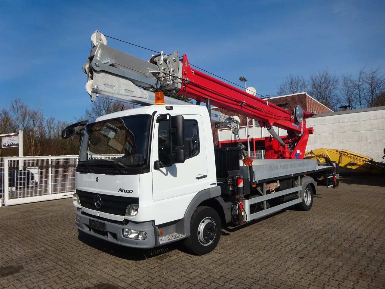 Mercedes-Benz 818 Atego + Böcker AK 32 Meter Dachdeckerkran - Camion cu macara: Foto 2 Mercedes-Benz 818 Atego + Böcker AK 32 Meter Dachdeckerkran - Camion cu macara: Foto 2